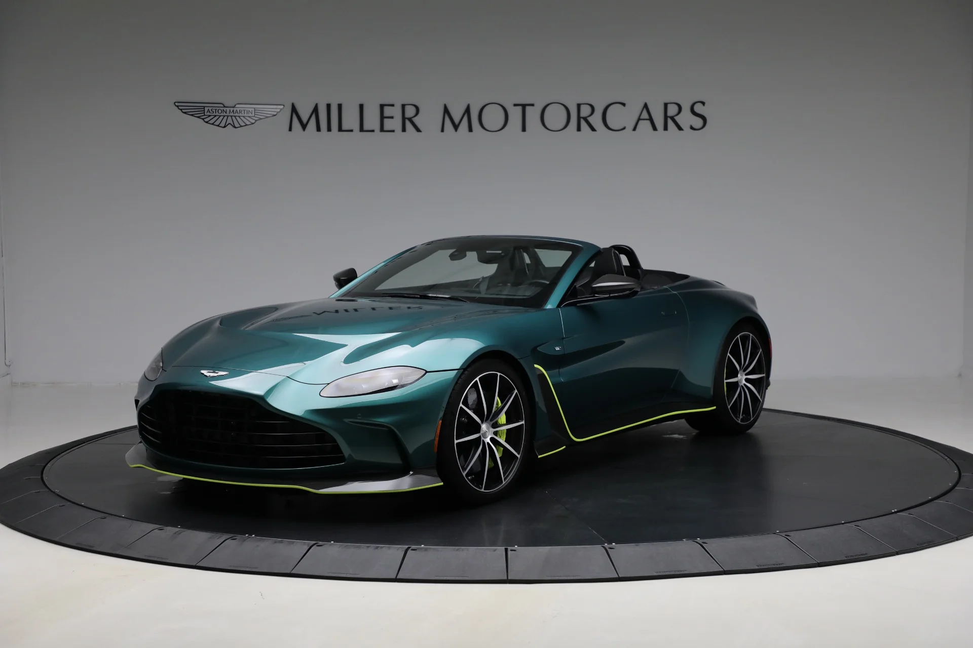 2023 Aston Martin V12 Vantage Roadster for Sale | duPont REGISTRY